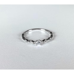 Stříbrný prsten se zirkony