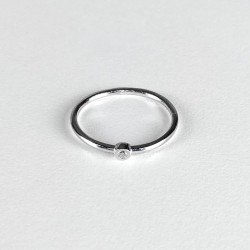 Malý stříbrný prstýnek se zirkonkem