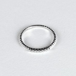 Stříbrný zdobený prstýnek se zirkonky