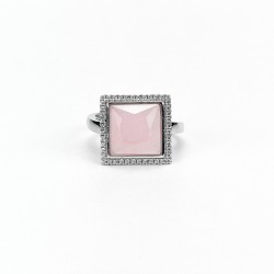 Stříbrný prstýnek s růžovým čtvercovým kamínkem